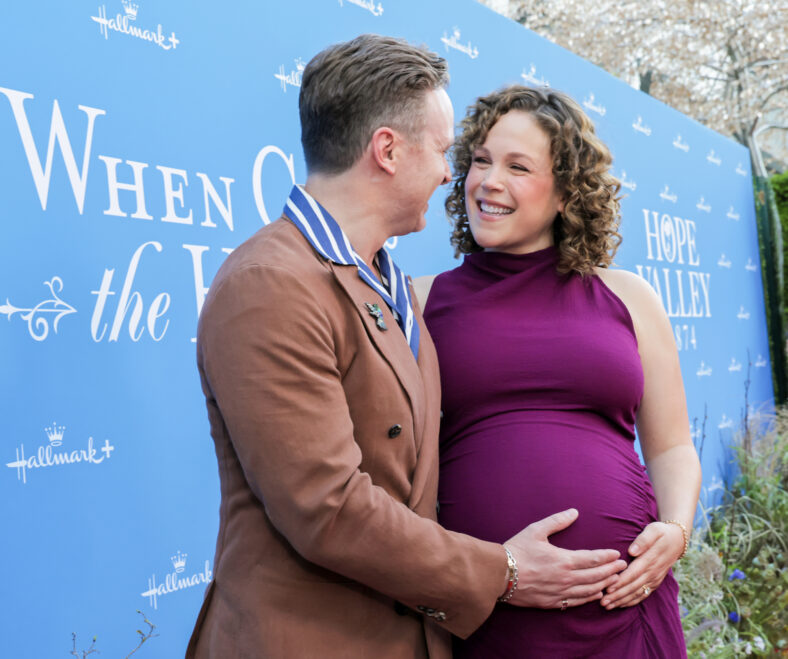 Erin Krakow embala a barriga do bebê no tapete vermelho com o marido Ben Rosenbaum