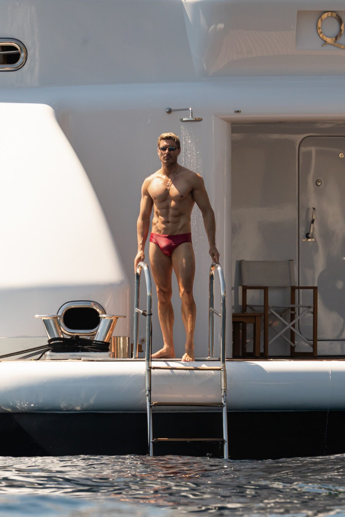 Chris Appleton usa sunga durante férias em Positano, Itália