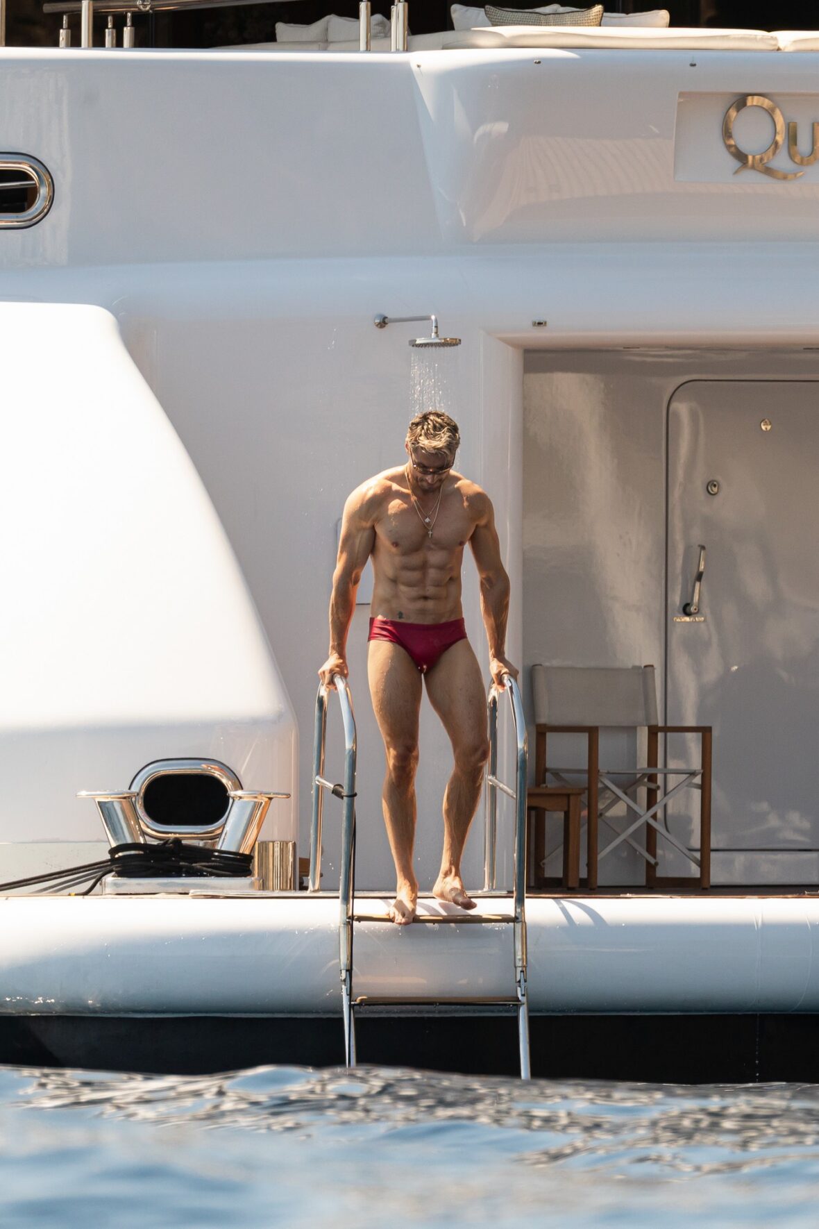 Chris Appleton usa sunga durante férias em Positano, Itália