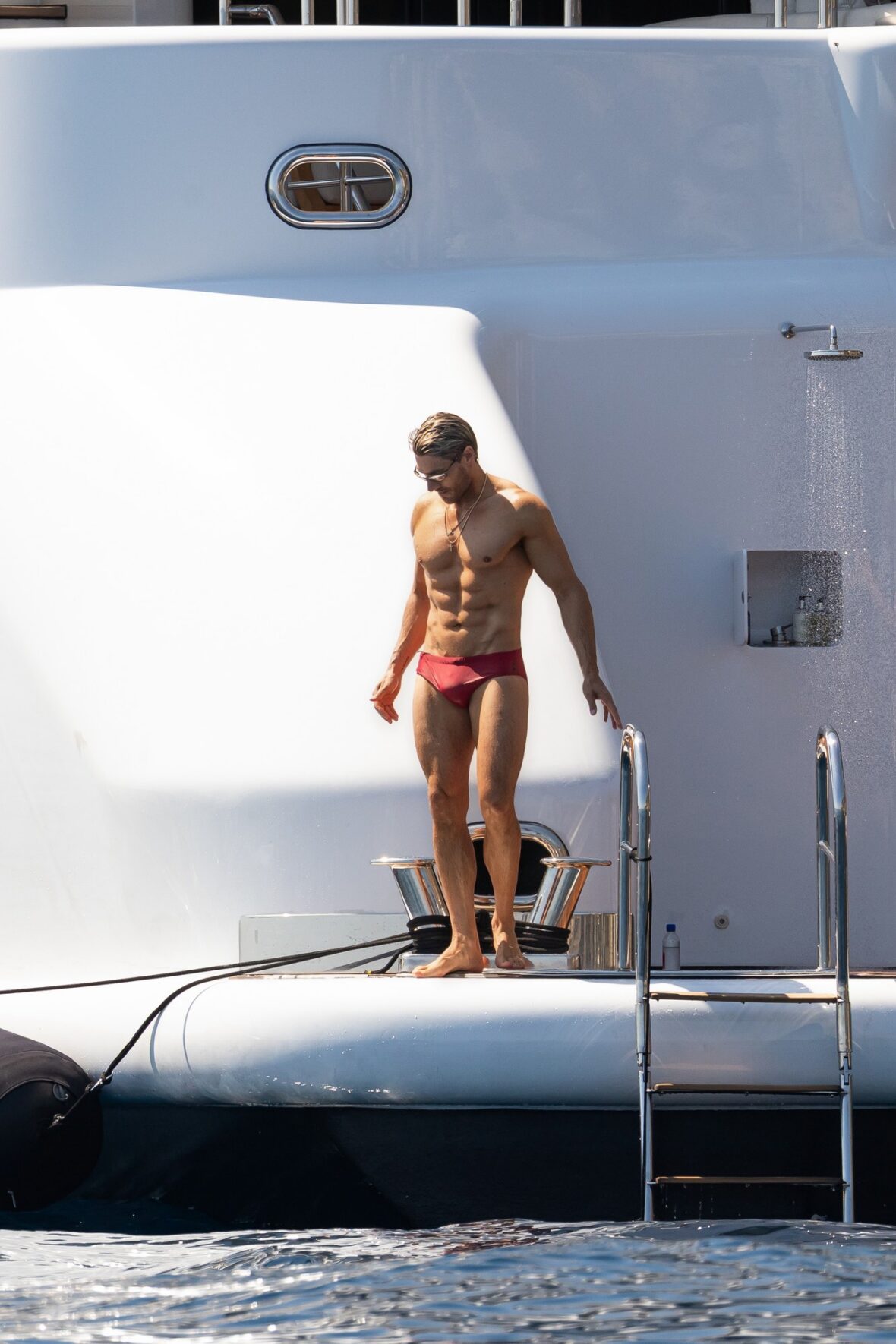 Chris Appleton usa sunga durante férias em Positano, Itália