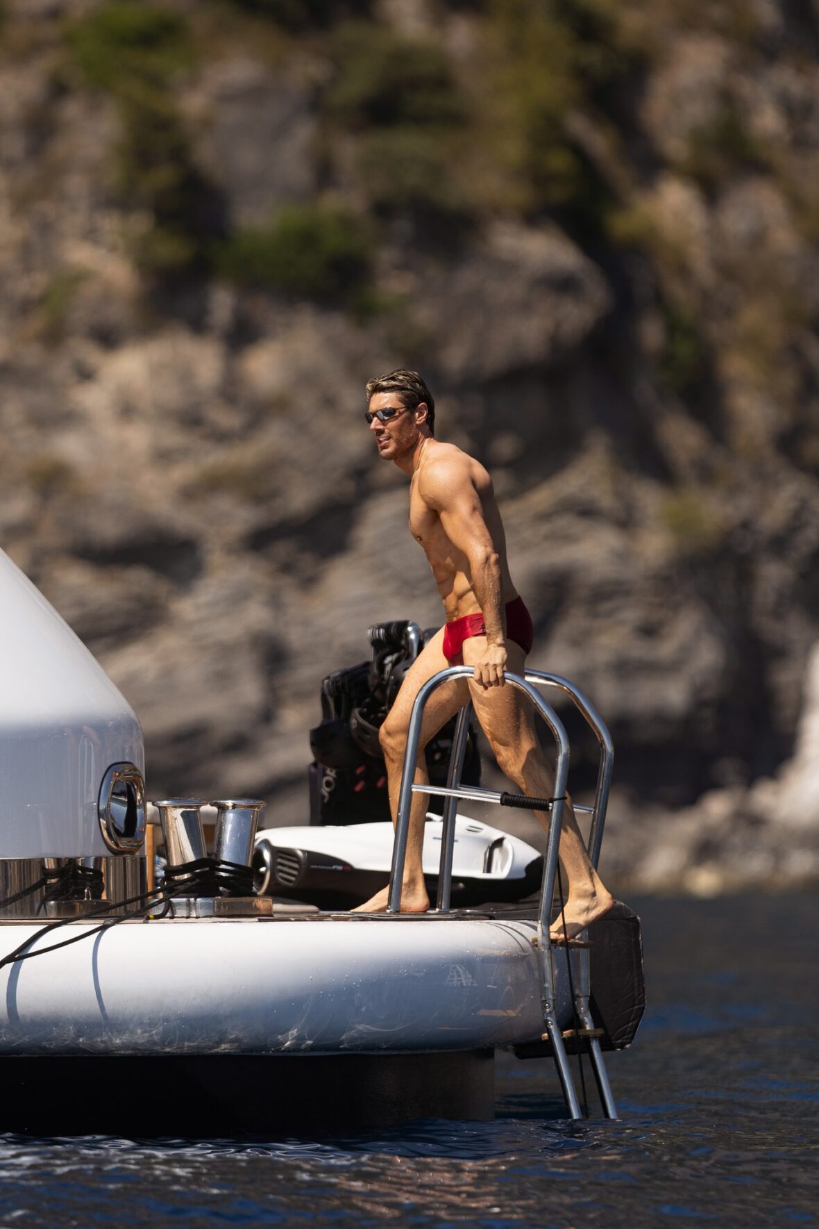 Chris Appleton usa sunga durante férias em Positano, Itália