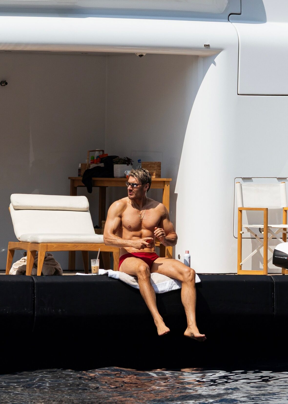 Chris Appleton usa sunga durante férias em Positano, Itália