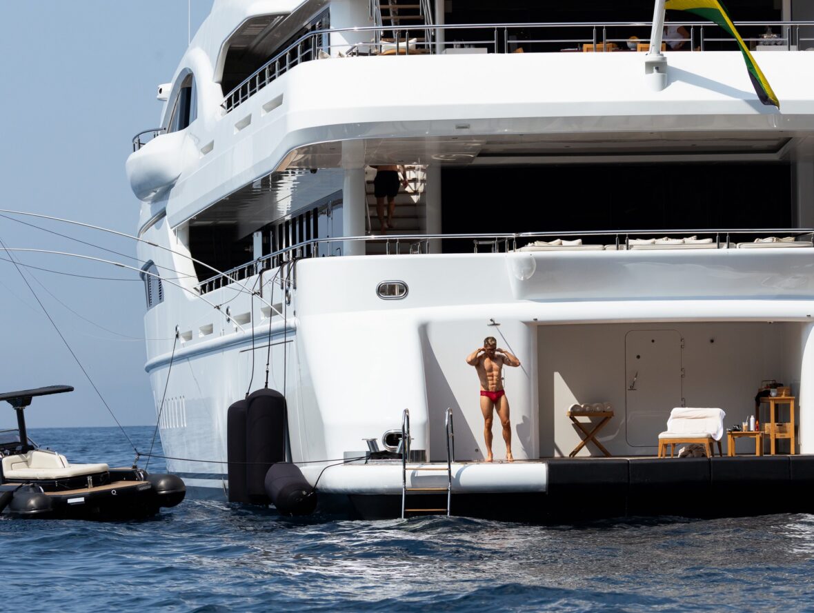 Chris Appleton usa sunga durante férias em Positano, Itália