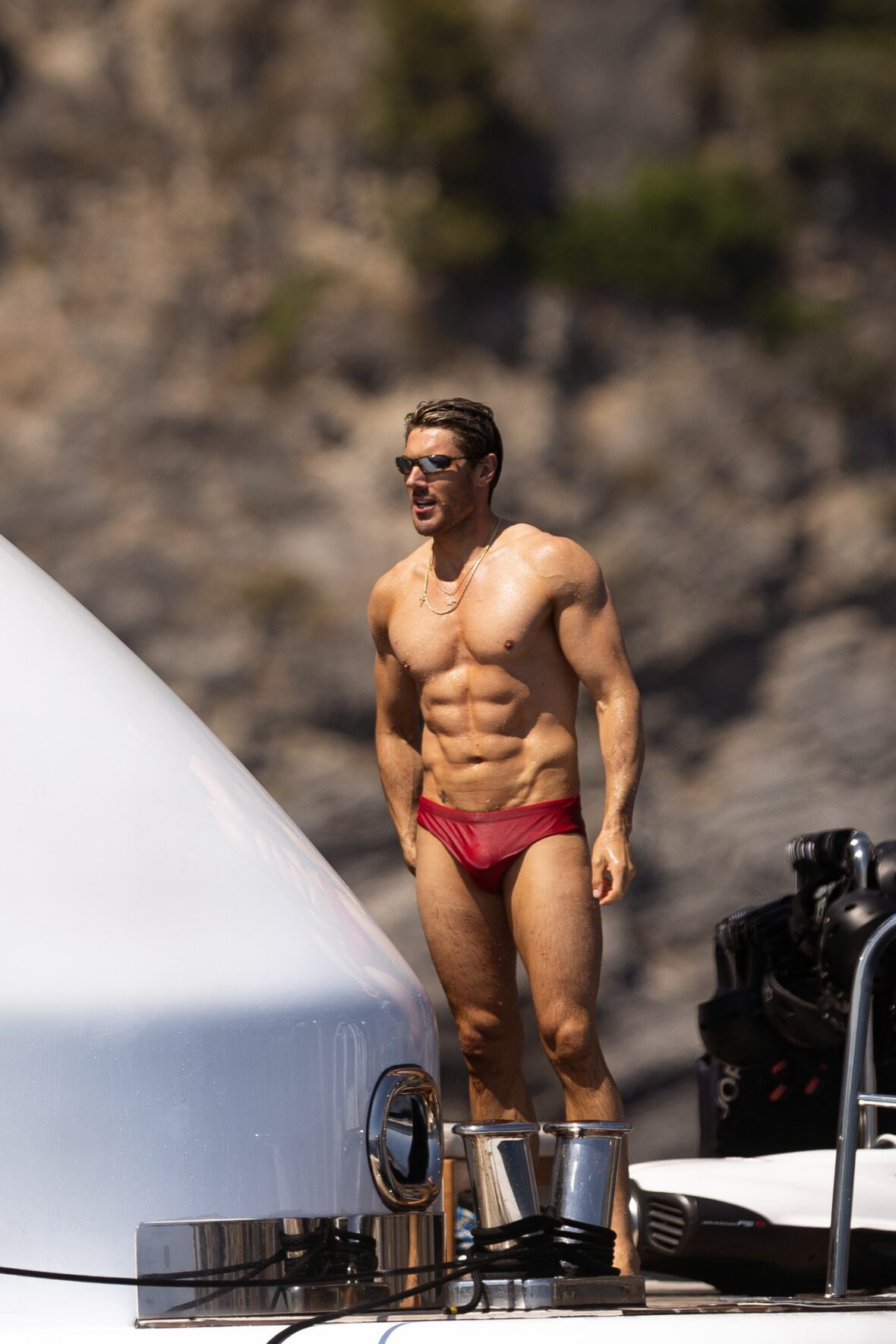 Chris Appleton usa sunga durante férias em Positano, Itália