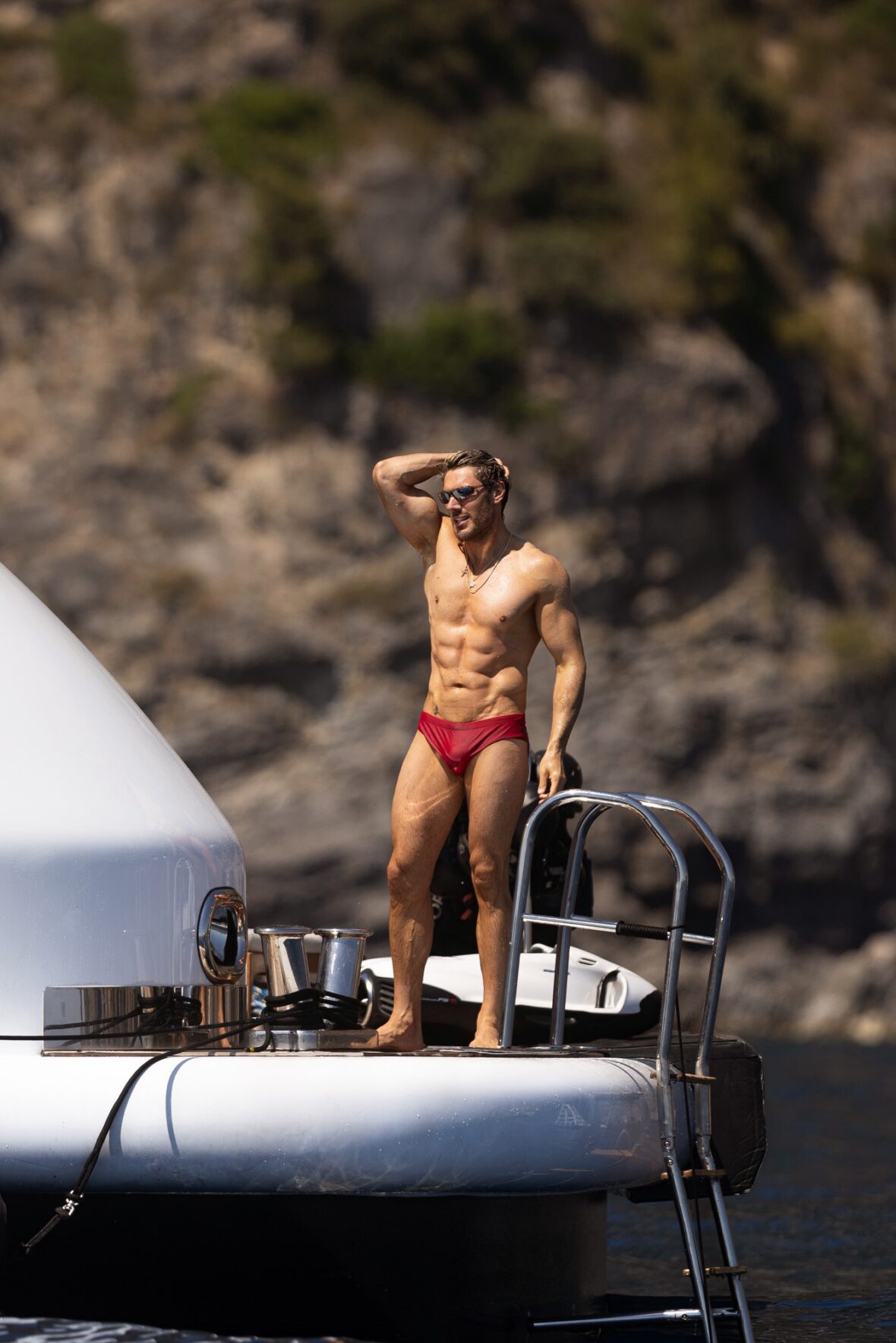 Chris Appleton usa sunga durante férias em Positano, Itália