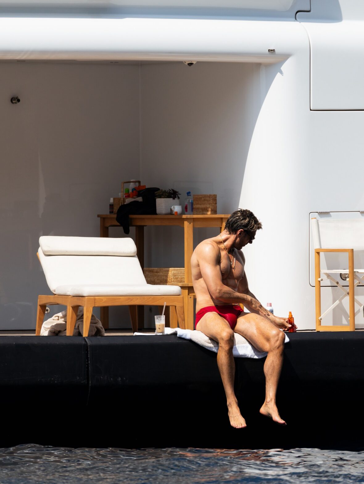 Chris Appleton usa sunga durante férias em Positano, Itália