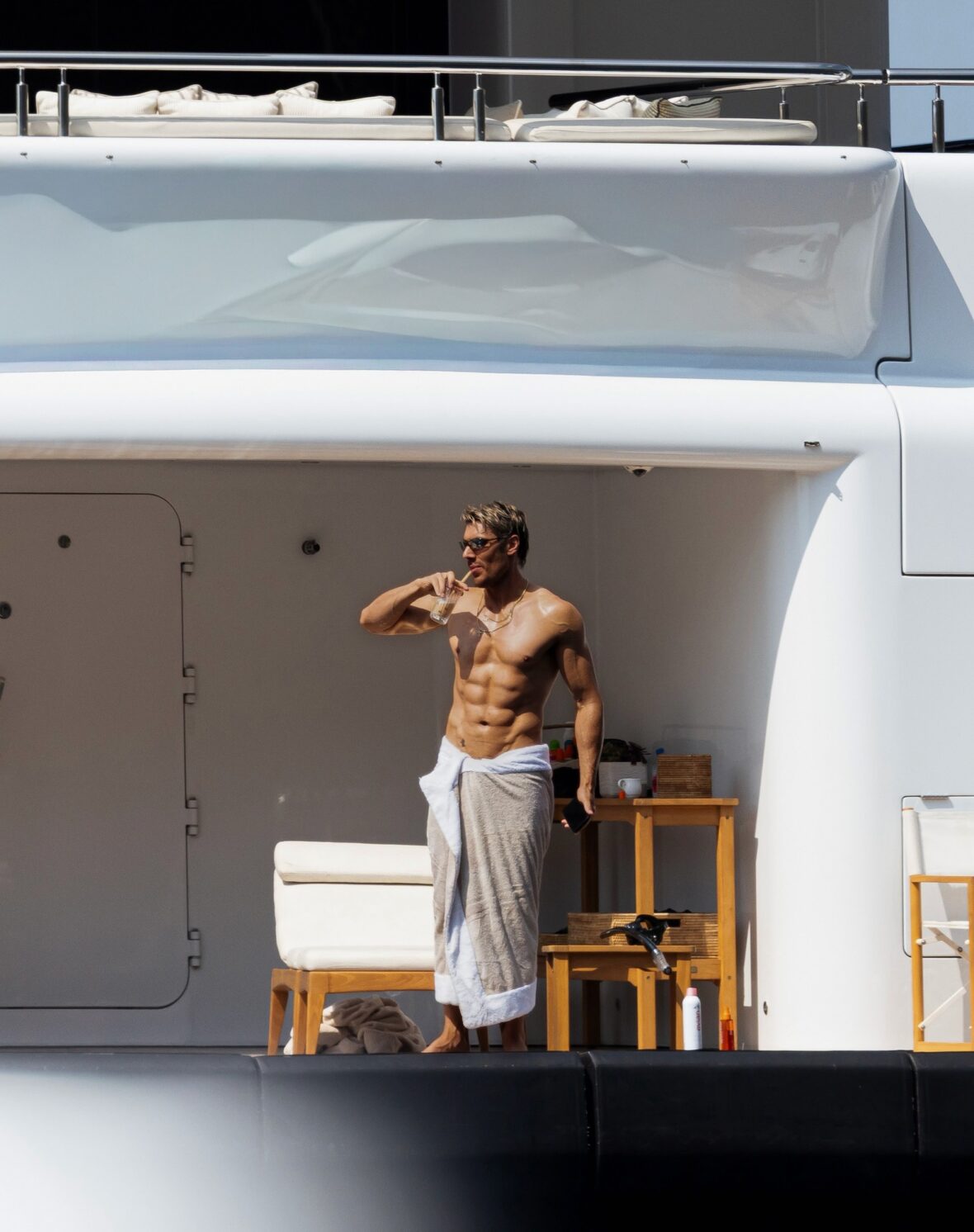 Chris Appleton usa sunga durante férias em Positano, Itália