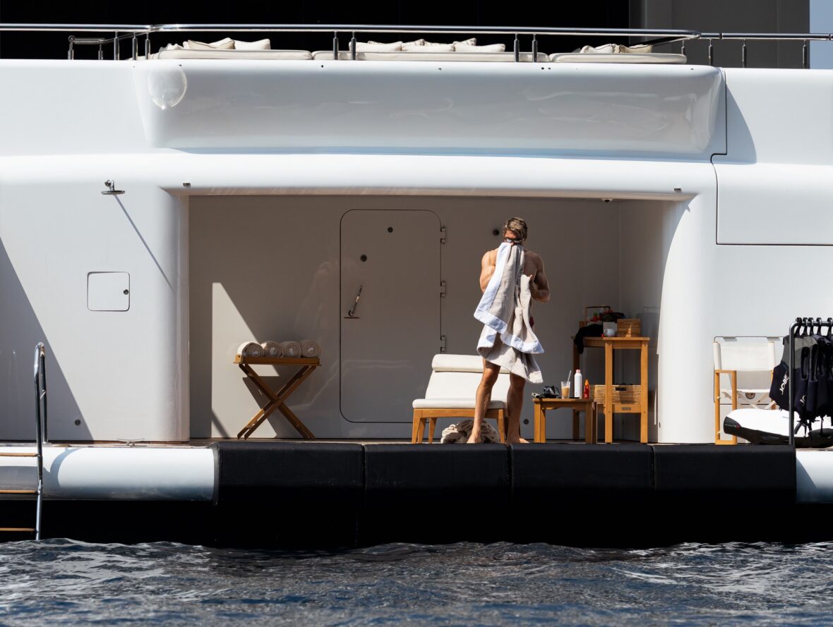 Chris Appleton usa sunga durante férias em Positano, Itália