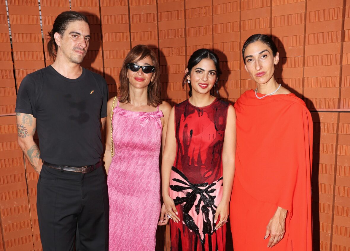 Alessandro Arienzo, Laila Gohar, Isha M. Ambani e Isabel Abascal participam da Serpentine Summer Party em Serpentine South