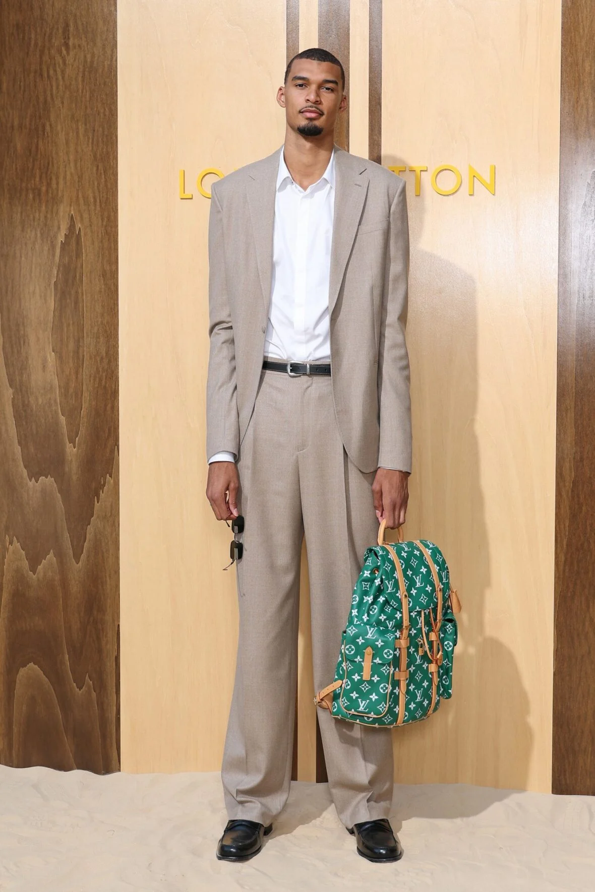 Estrelas no desfile de moda da Louis Vuitton em Paris