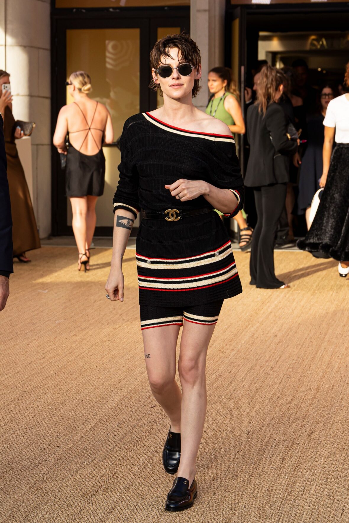 Kristen Stewart é vista saindo da Cerimônia de Abertura durante o primeiro dia do 4º