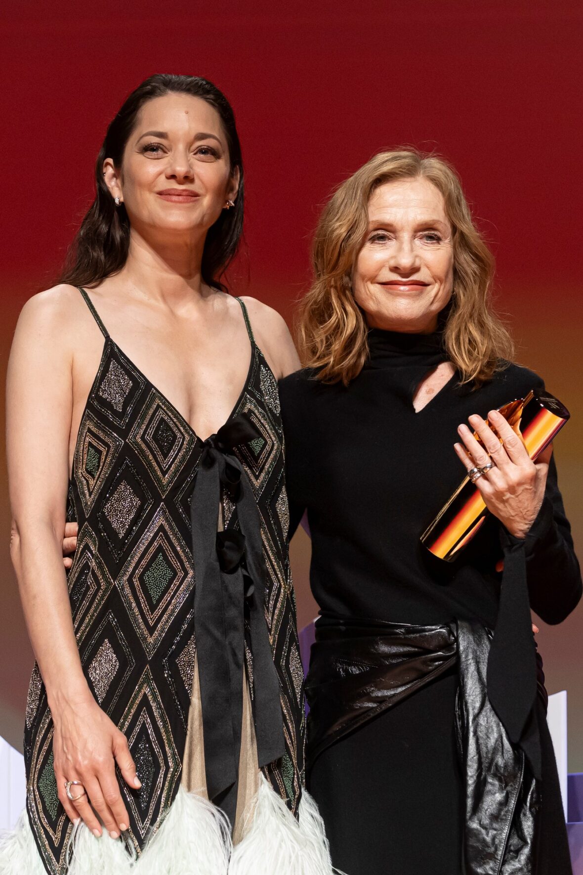Isabelle Huppert e Marion Cotillard no palco durante a cerimônia de abertura do 4º Festival Internacional de Cinema de Biarritz Nouvelles Vagues