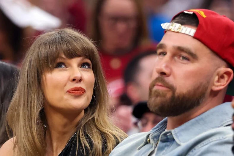 Taylor Swift faz apresentação surpresa no evento Tight End University