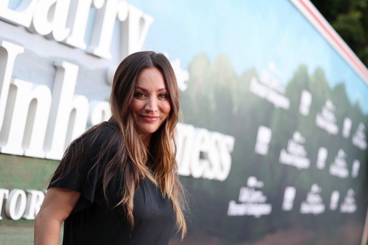 Kaley Cuoco embala a barriga do bebê no tapete vermelho na estreia do programa de TV de Larry David