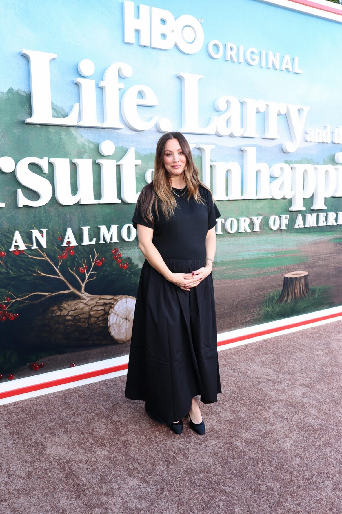 Kaley Cuoco embala a barriga do bebê no tapete vermelho na estreia do programa de TV de Larry David