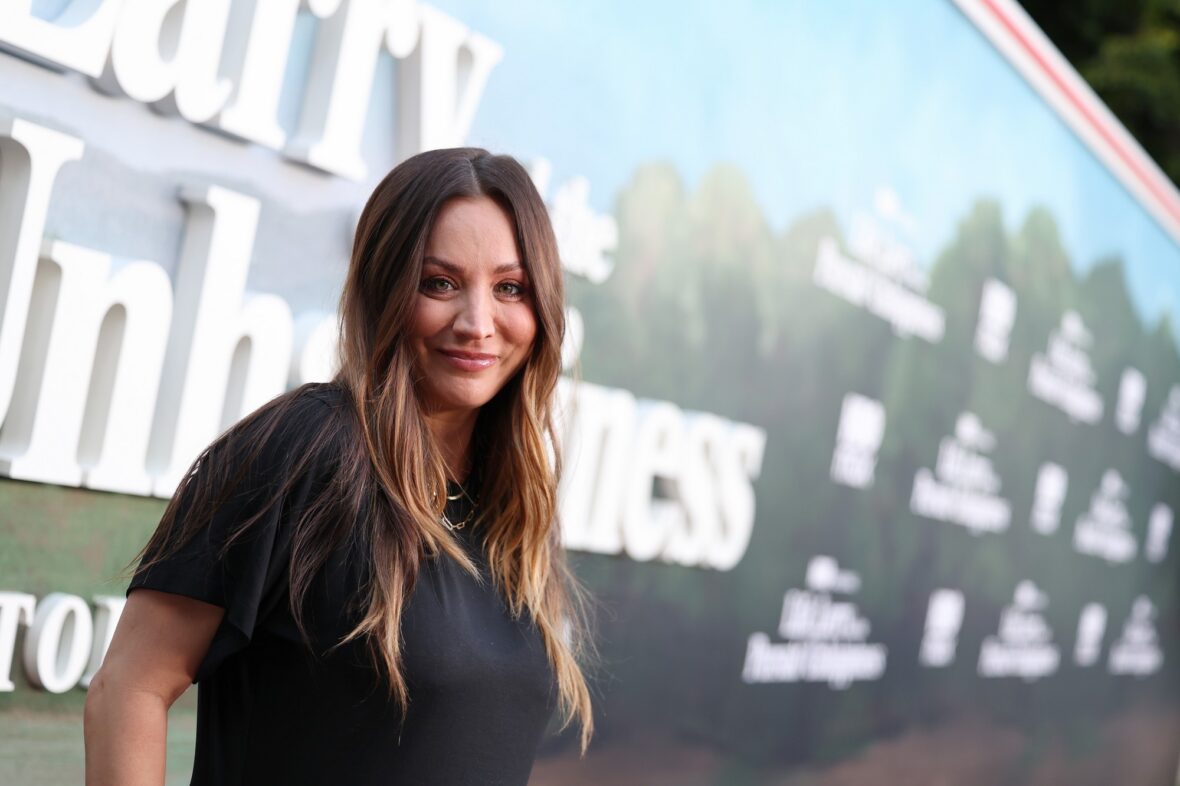 Kaley Cuoco embala a barriga do bebê no tapete vermelho na estreia do programa de TV de Larry David