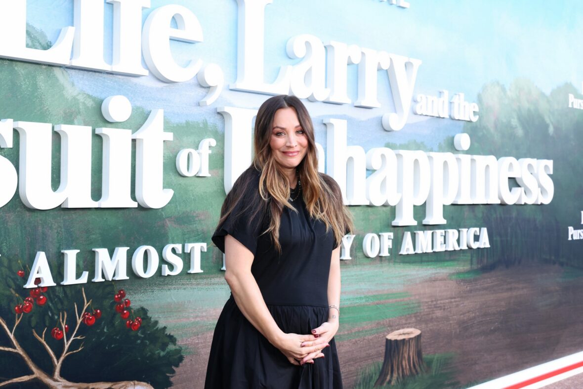 Kaley Cuoco embala a barriga do bebê no tapete vermelho na estreia do programa de TV de Larry David