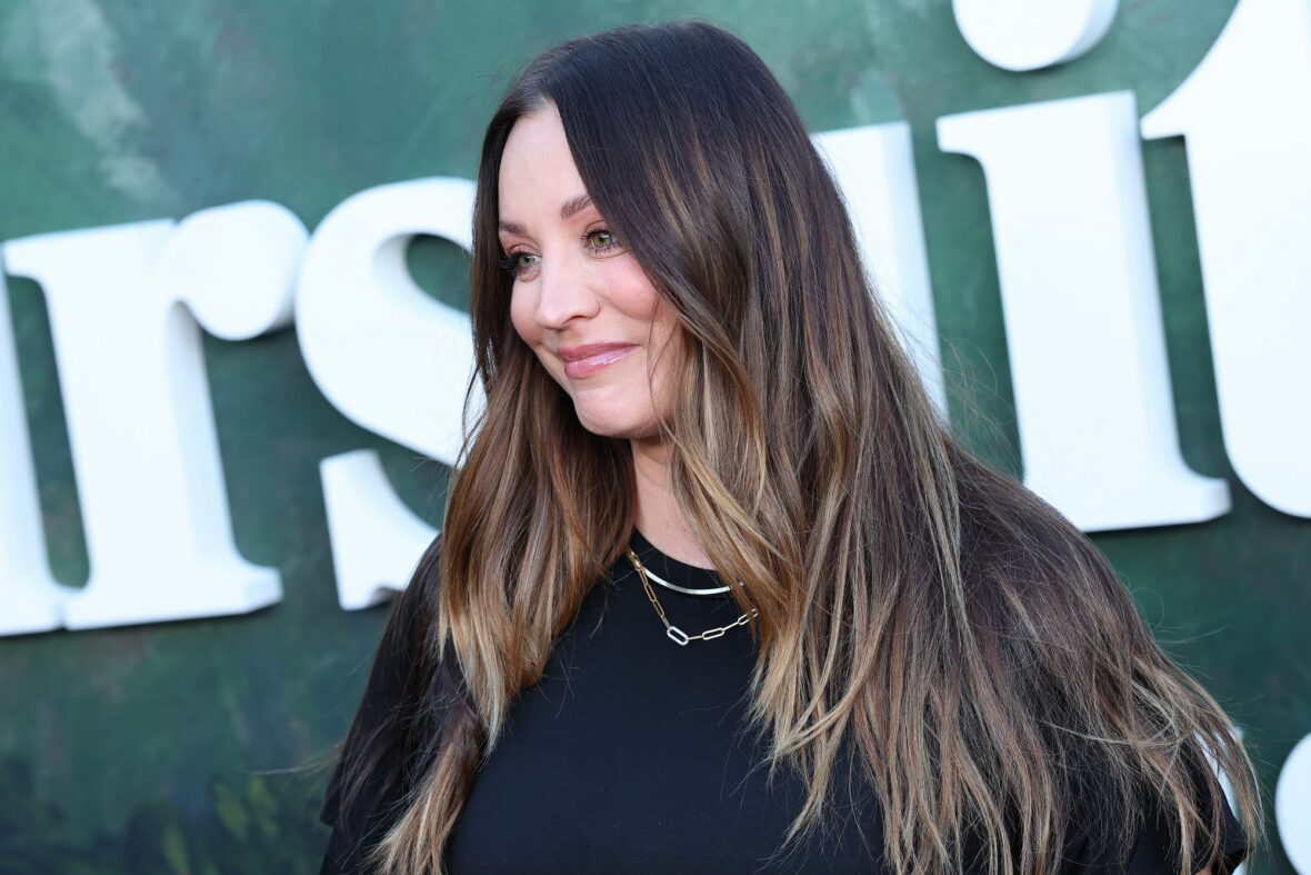 Kaley Cuoco embala a barriga do bebê no tapete vermelho na estreia do programa de TV de Larry David