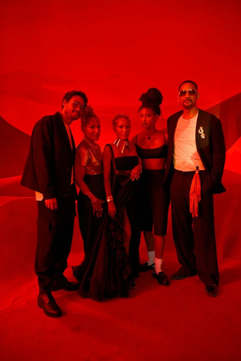 Família Smith participa de desfile de Christian Louboutin
