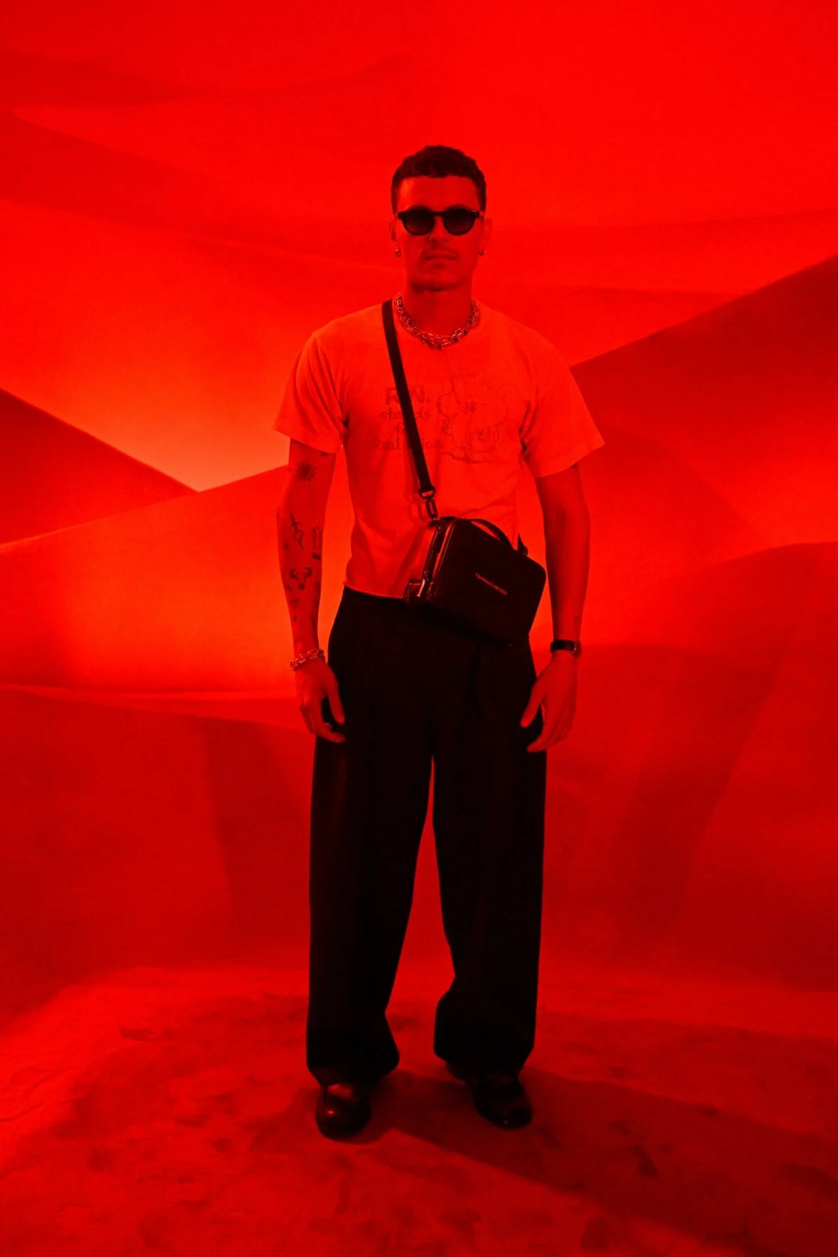 Aron Piper participa de desfile de Christian Louboutin