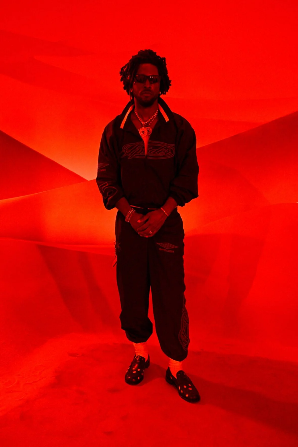 São JHN participa do desfile de Christian Louboutin