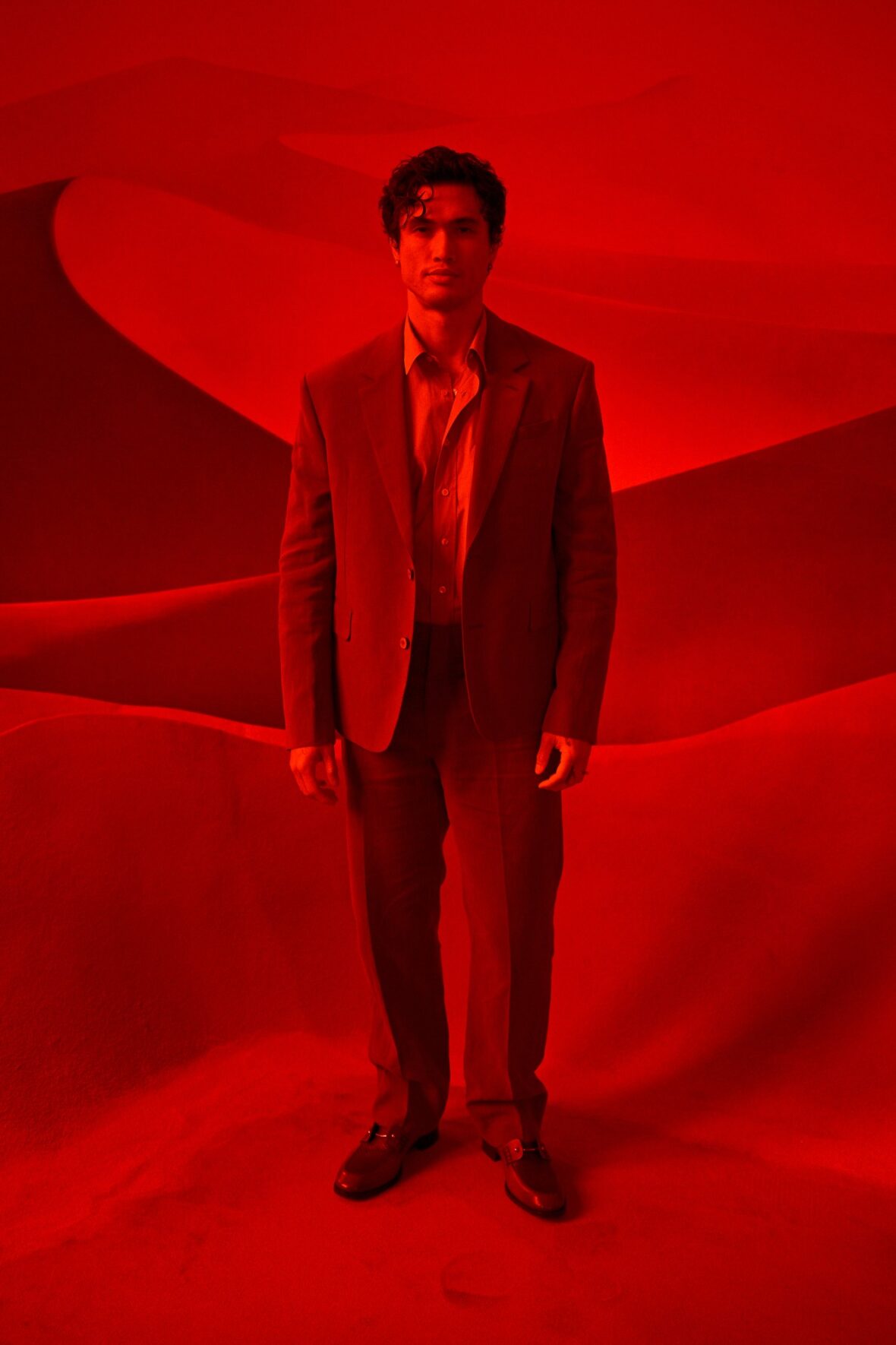 Charles Melton participa do desfile de Christian Louboutin