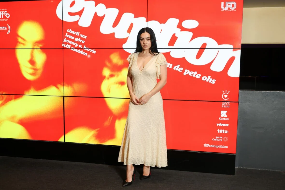 Charli XCX na estreia de Eruption em Paris