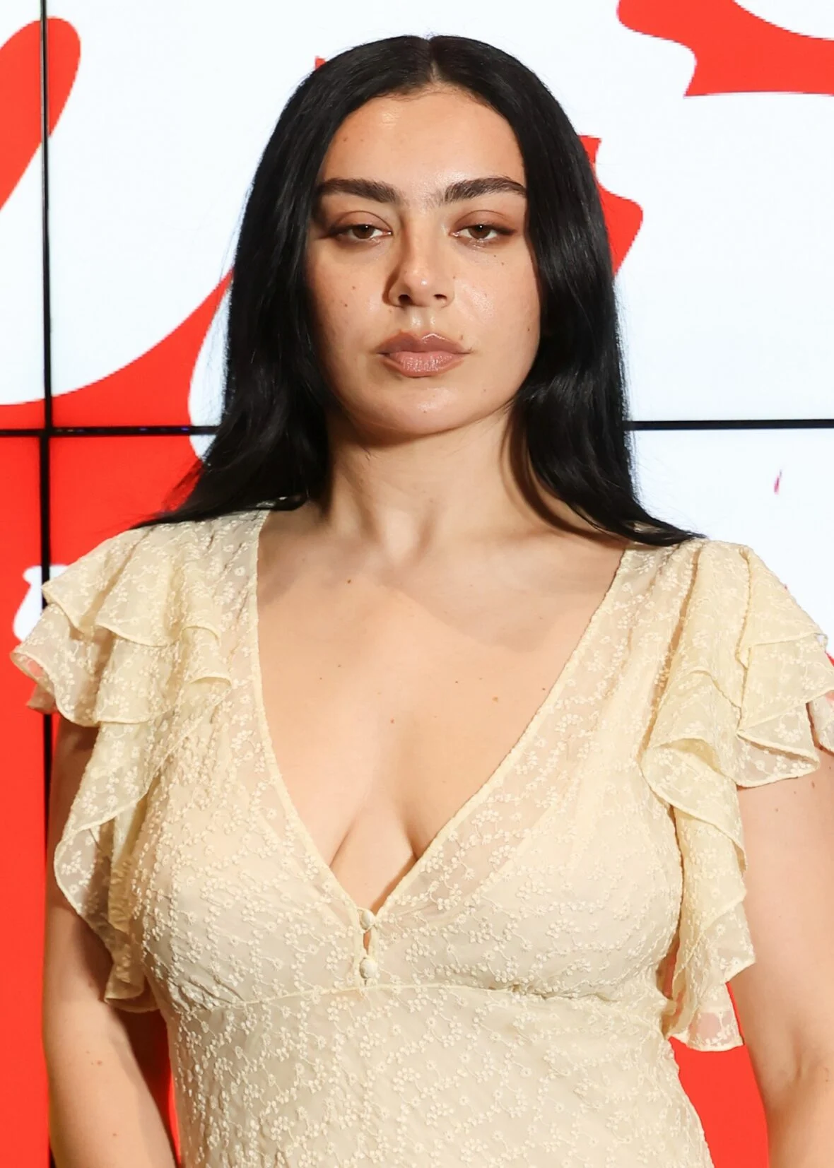 Charli XCX na estreia de Eruption em Paris