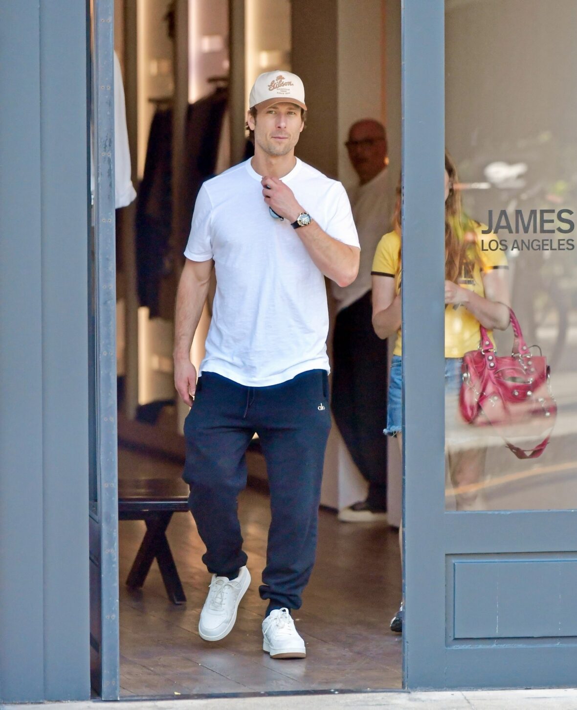 Glen Powell aproveita o dia em Notting Hill