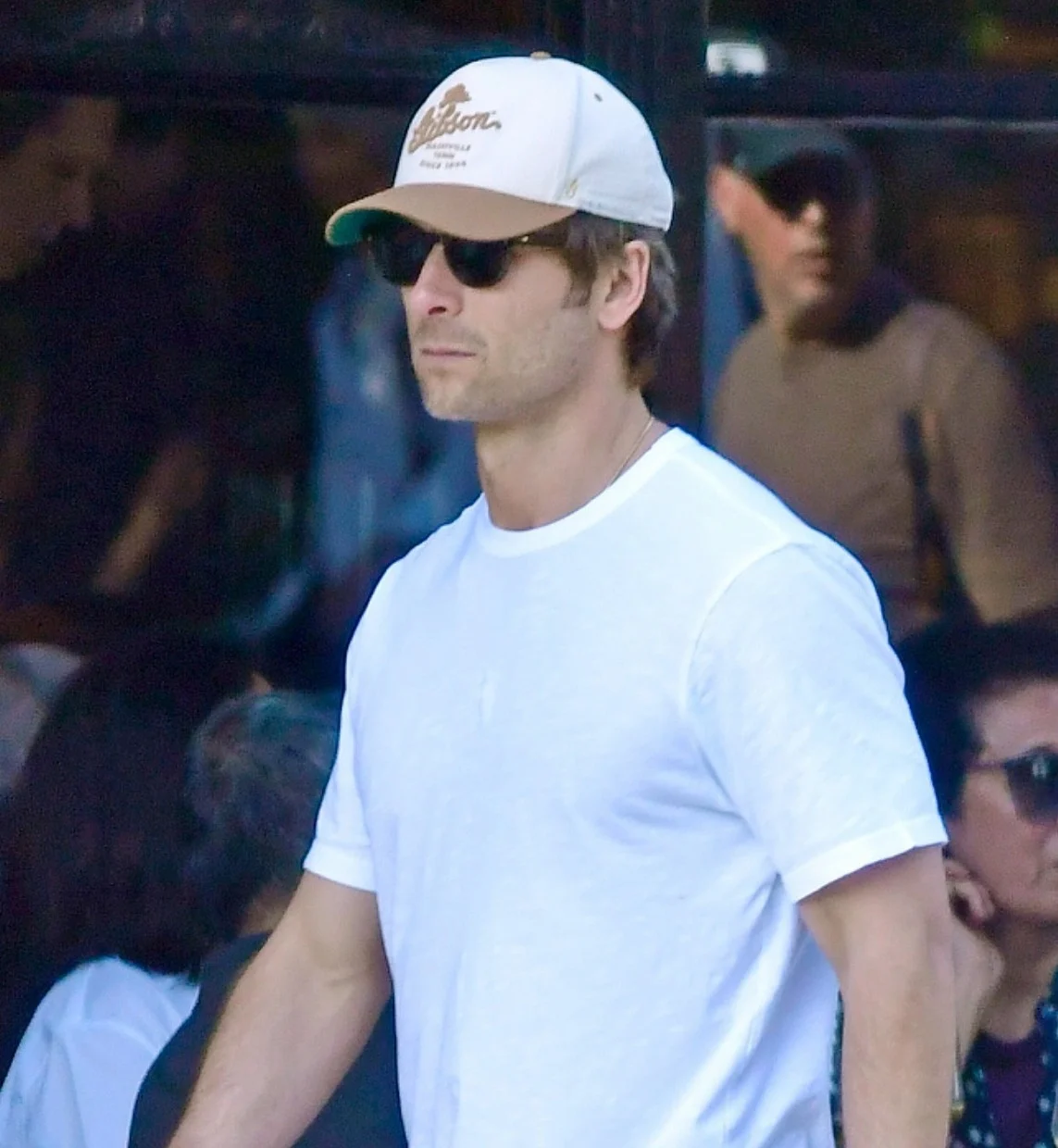 Glen Powell aproveita o dia em Notting Hill