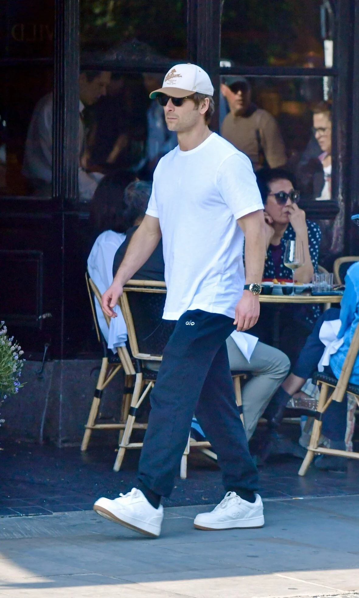 Glen Powell aproveita o dia em Notting Hill