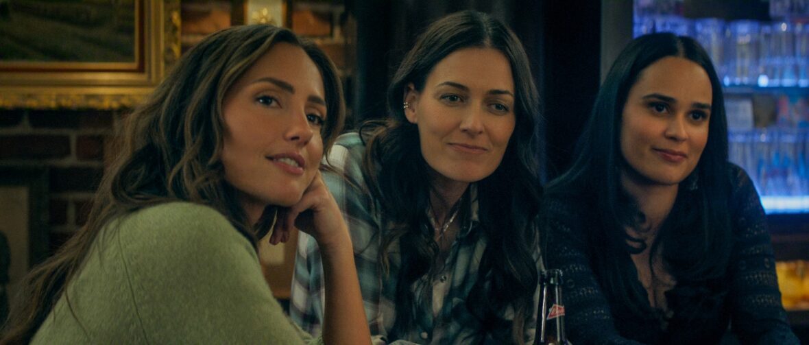 Minka Kelly, Lauren Glazier e Marianly Tejada na segunda temporada de Ransom Canyon ainda