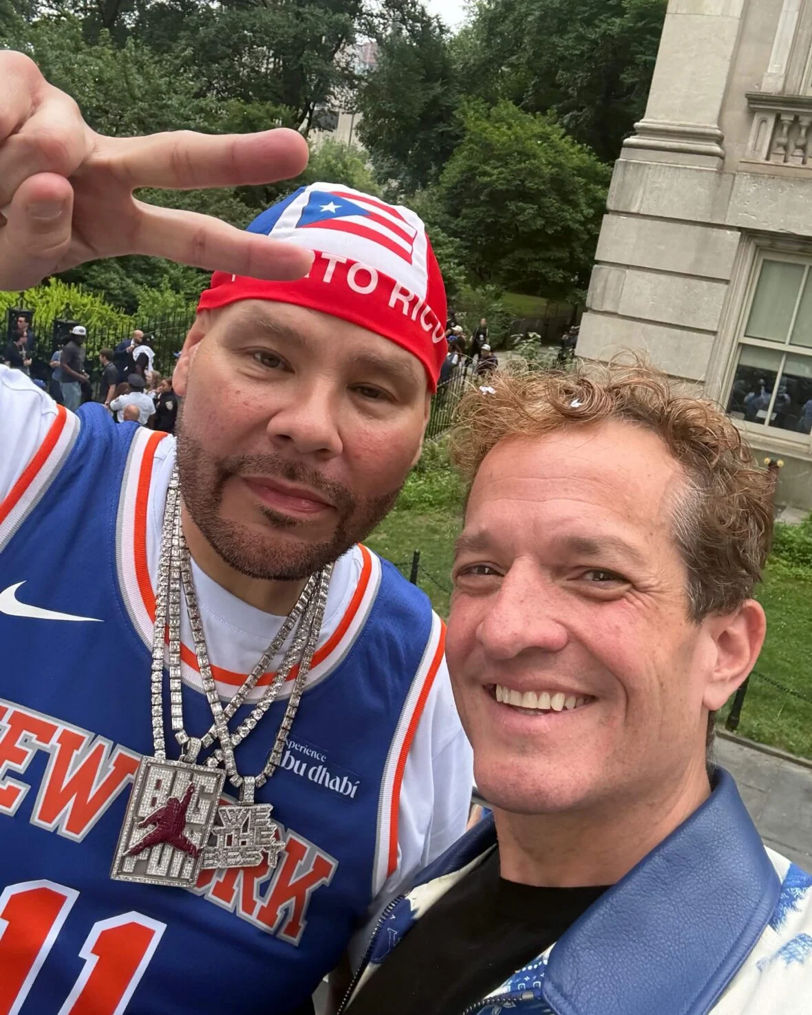 Fat Joe e Jeff Beacher no desfile dos NY Knicks