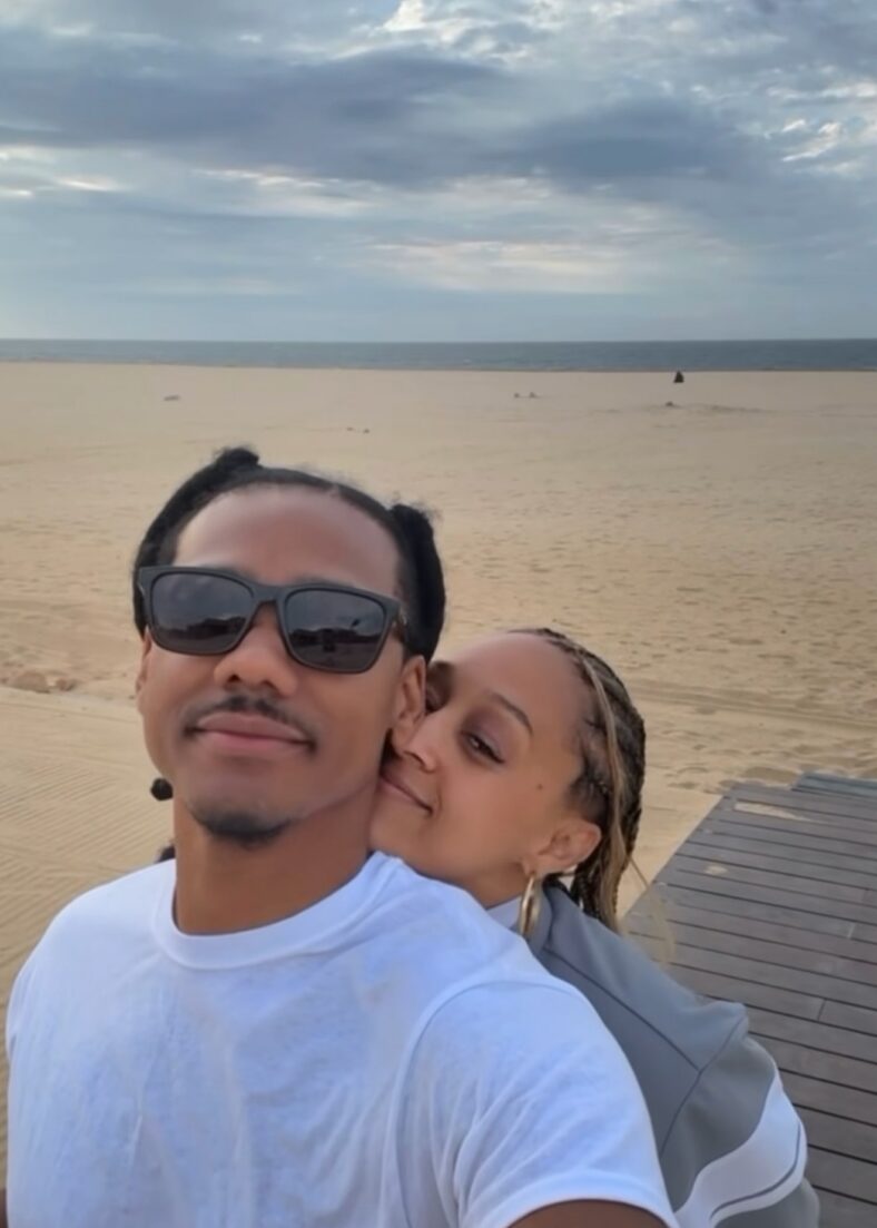 Tia Mowry e namorado Javone Williams em selfie na praia