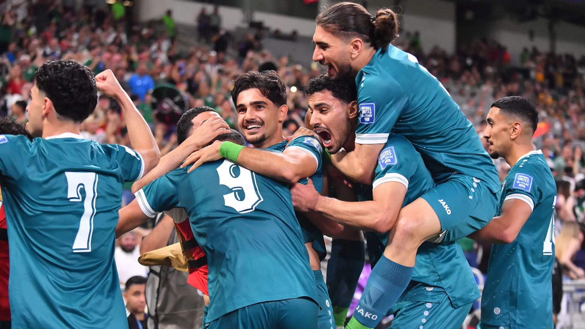Jogadores do Iraque comemorando