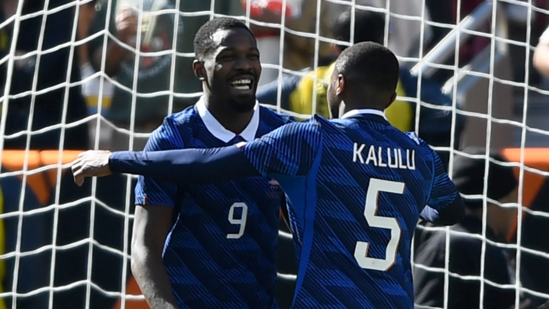 As estrelas francesas Marcus Thuram e Pierre Kalulu comemorando um gol contra a Colômbia