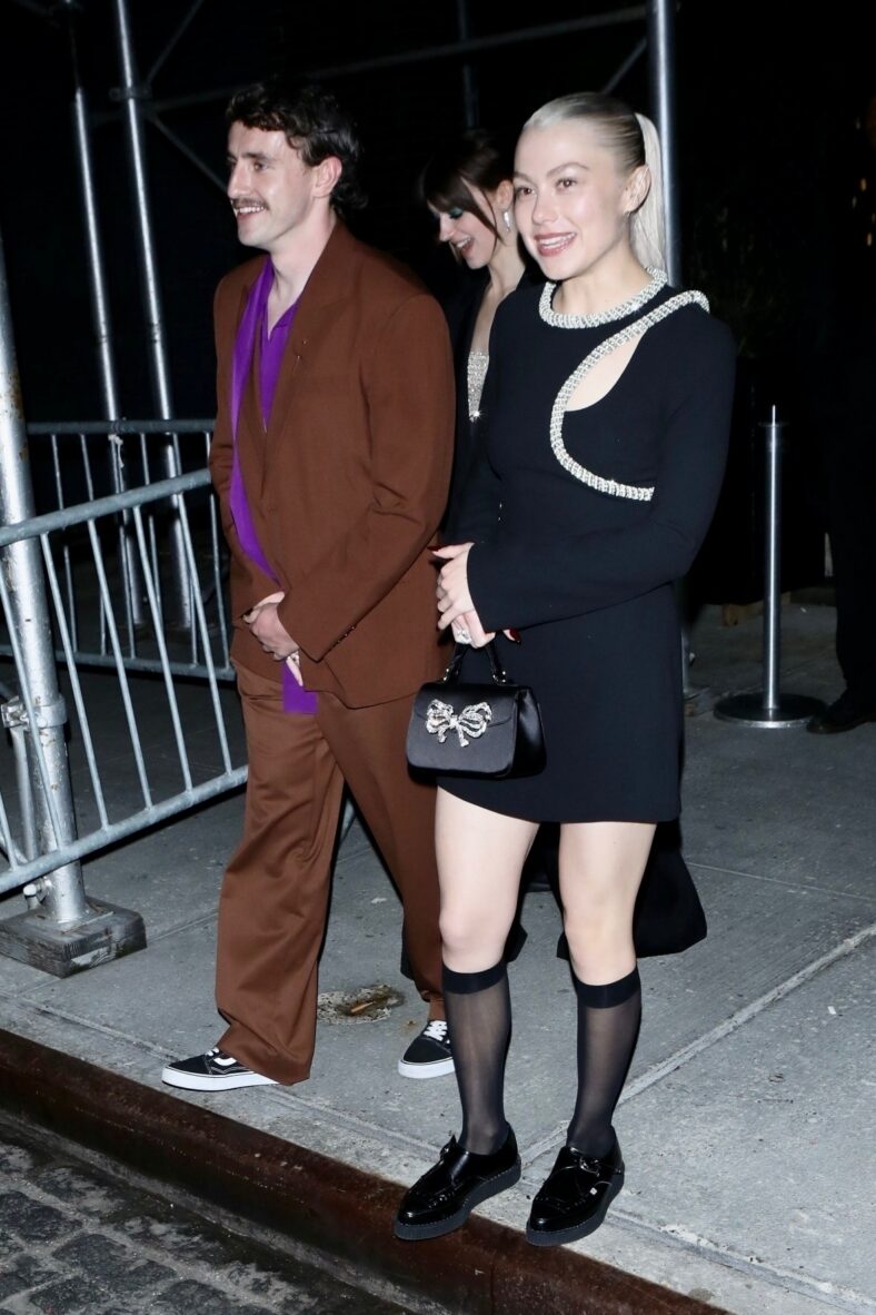 Fotos de Paul Mescal e Phoebe Bridgers no tapete vermelho