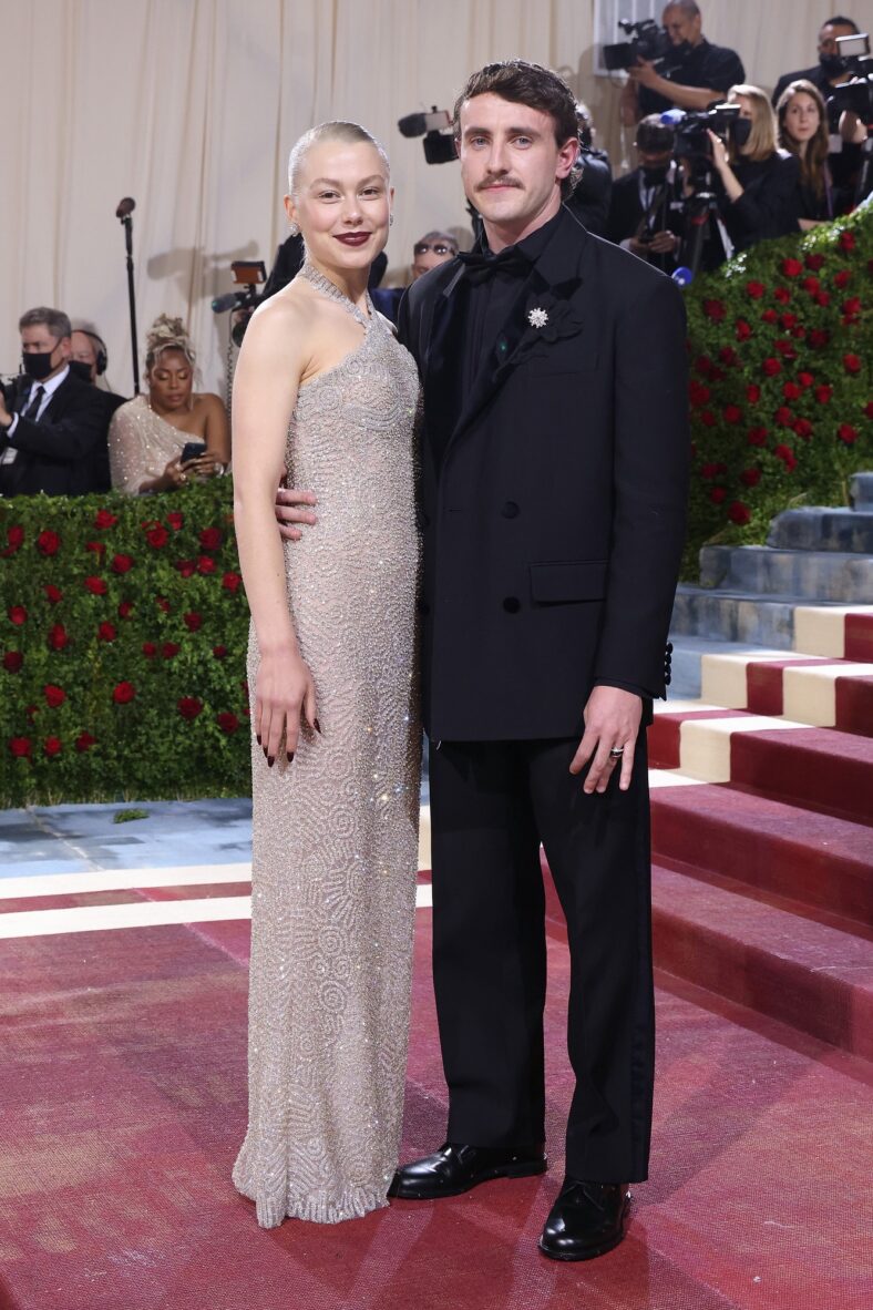 Fotos de Paul Mescal e Phoebe Bridgers no tapete vermelho