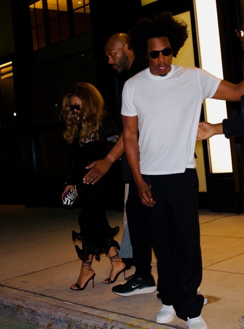 Beyoncé deixa escritório da Roc Nation com Jay Z