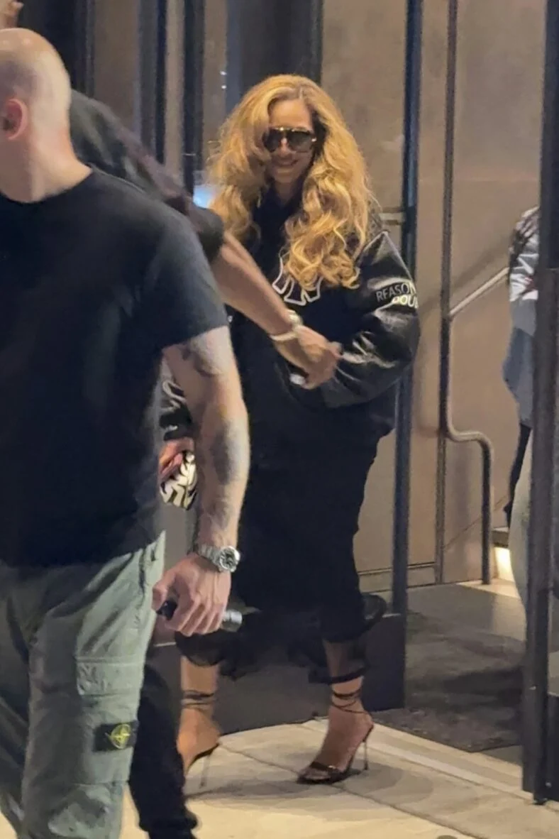 Beyoncé deixa escritório da Roc Nation com Jay Z
