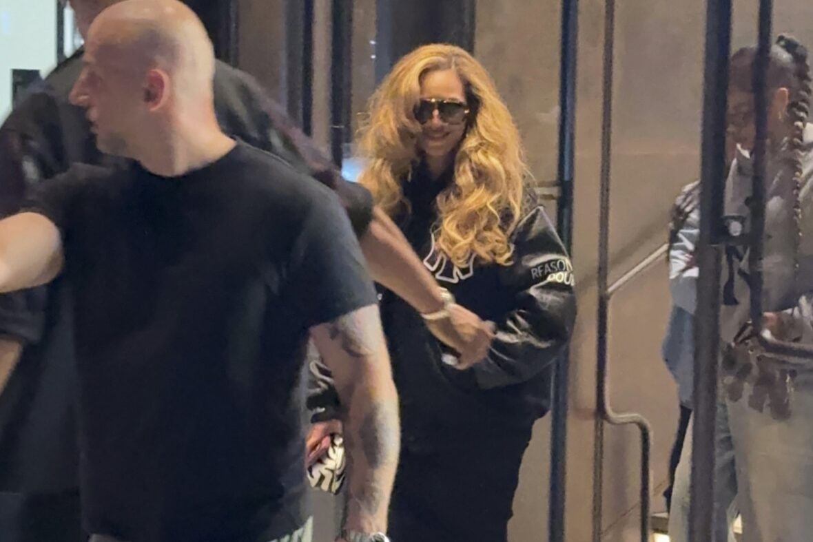 Beyoncé deixa escritório da Roc Nation com Jay Z