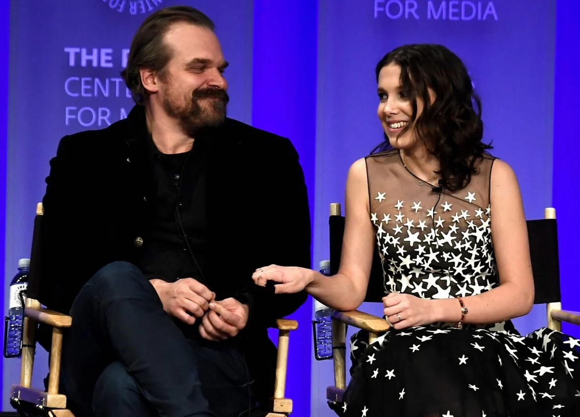 Millie Bobby Brown e David Harbor juntos em evento no tapete vermelho