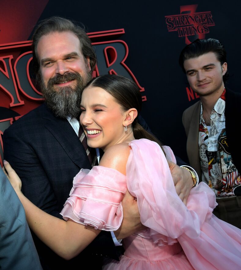 Millie Bobby Brown e David Harbor juntos em evento no tapete vermelho