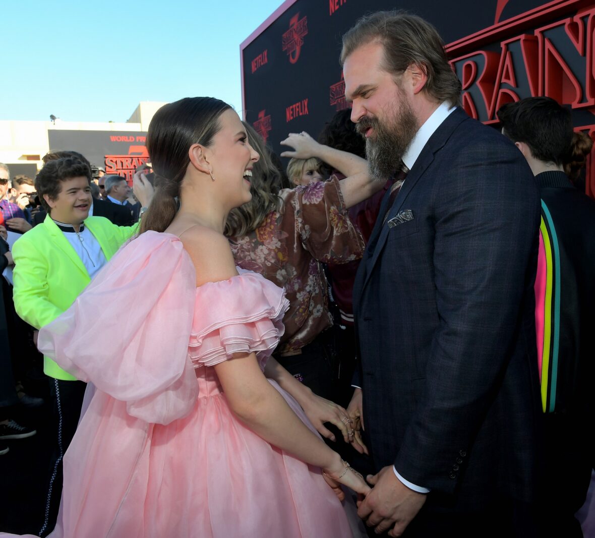 Millie Bobby Brown e David Harbor juntos em evento no tapete vermelho