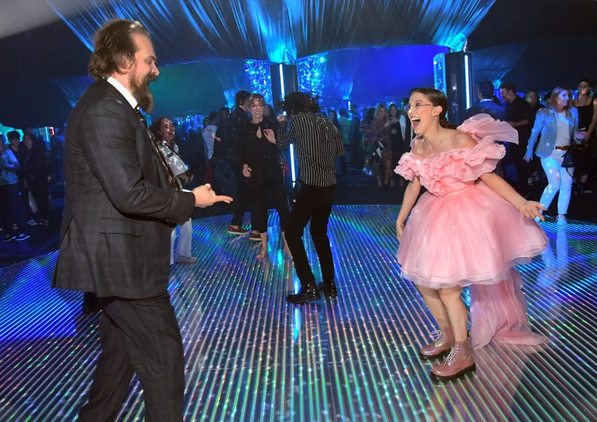 Millie Bobby Brown e David Harbor juntos em evento no tapete vermelho