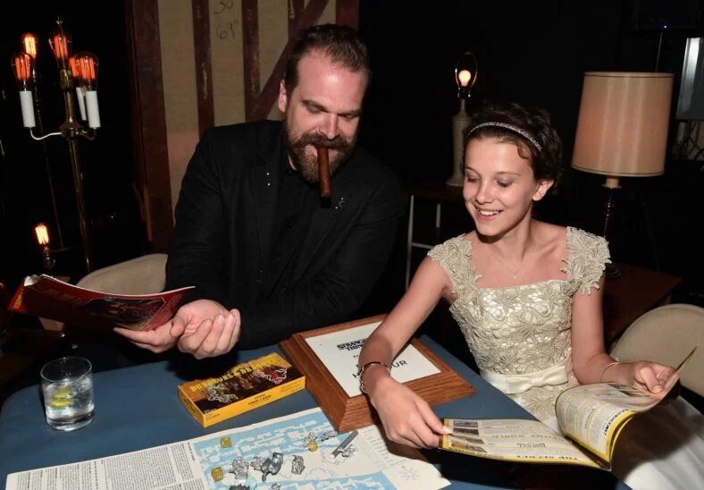 Millie Bobby Brown e David Harbor juntos em evento no tapete vermelho