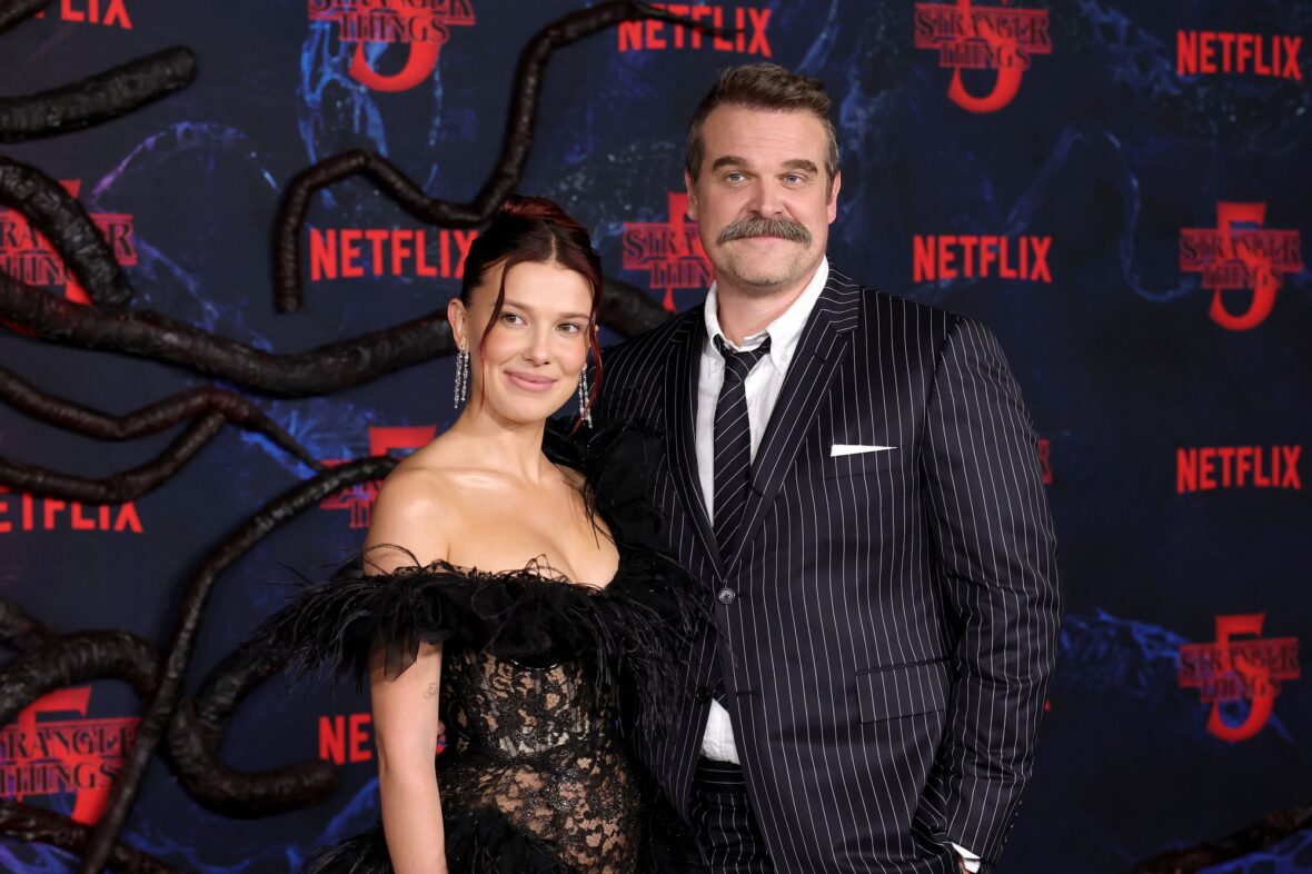 Millie Bobby Brown e David Harbor juntos em evento no tapete vermelho
