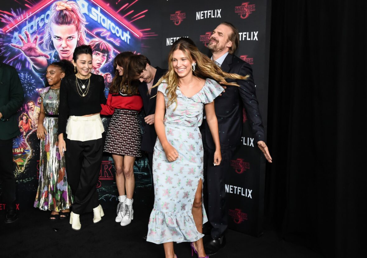 Millie Bobby Brown e David Harbor juntos em evento no tapete vermelho