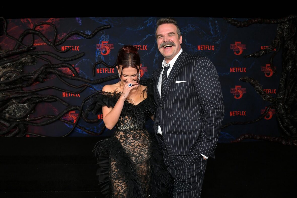 Millie Bobby Brown e David Harbor juntos em evento no tapete vermelho