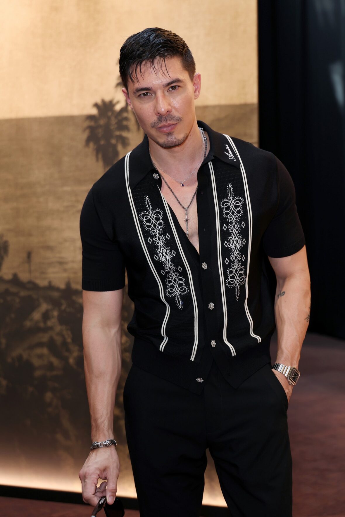 Celebridades participando do desfile AMIRI na Paris Fashion Week